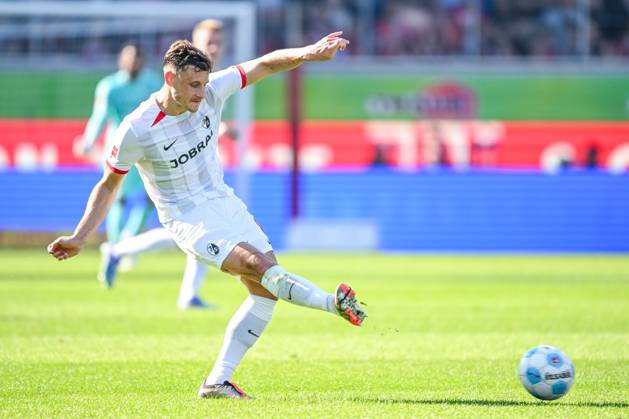 Maximilian Eggestein (SC Freiburg) in Aktion, am Ball, Einzelaktion waehrend des Spiels der 1. Bundesliga zwischen dem 1. FC Heidenheim 1846 und SC Freiburg, Voith-Arena am 21. September 2024 in Heidenheim, Deutschland. (Foto von Harry Langer DeFodi Images) +++ Maximilian Eggestein (SC Freiburg) controls the Ball during the Bundesliga match between 1. FC Heidenheim 1846 and SC Freiburg at Voith Arena on September 21, 2024 in Heidenheim, Germany. (Photo by Harry Langer DeFodi Images) DFL regulations prohibit any use of photographs as image sequences and or quasi-video. Defodi-541_FCHSCF20240920_190