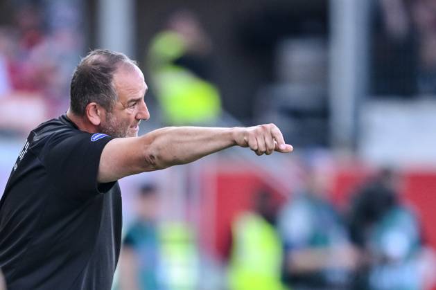 Trainer Frank Schmidt (1.FC Heidenheim) gestikuliert, gestik waehrend des Spiels der 1. Bundesliga zwischen dem 1. FC Heidenheim 1846 und SC Freiburg, Voith-Arena am 21. September 2024 in Heidenheim, Deutschland. (Foto von Harry Langer DeFodi Images) +++ Trainer Frank Schmidt (1.FC Heidenheim) gestures during the Bundesliga match between 1. FC Heidenheim 1846 and SC Freiburg at Voith Arena on September 21, 2024 in Heidenheim, Germany. (Photo by Harry Langer DeFodi Images) DFL regulations prohibit any use of photographs as image sequences and or quasi-video. Defodi-541_FCHSCF20240920_222