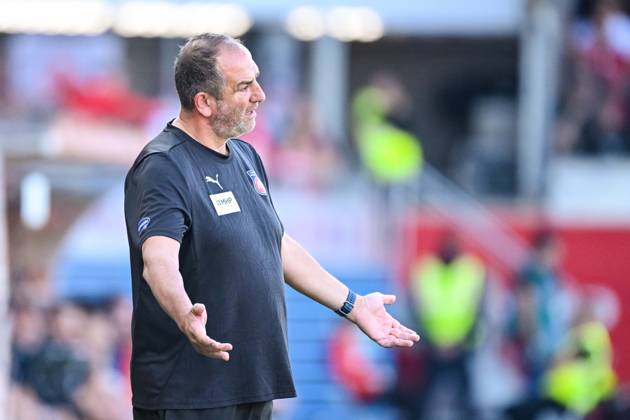 Trainer Frank Schmidt (1.FC Heidenheim) gestikuliert, gestik waehrend des Spiels der 1. Bundesliga zwischen dem 1. FC Heidenheim 1846 und SC Freiburg, Voith-Arena am 21. September 2024 in Heidenheim, Deutschland. (Foto von Harry Langer DeFodi Images) +++ Trainer Frank Schmidt (1.FC Heidenheim) gestures during the Bundesliga match between 1. FC Heidenheim 1846 and SC Freiburg at Voith Arena on September 21, 2024 in Heidenheim, Germany. (Photo by Harry Langer DeFodi Images) DFL regulations prohibit any use of photographs as image sequences and or quasi-video. Defodi-541_FCHSCF20240920_223
