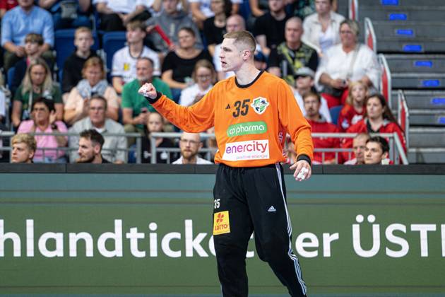 Joel Birlehm (TSV Hannover-Burgdorf, Nr. 35) (v.l.), TSV Hannover-Burgdorf (weiss) gegen Füchse Berlin (pink) am 3. Spieltag der Saison 2024 2025 in der DAIKIN Handball-Bundesliga (22.09.2024, ZAG Arena (Hannover, GER), Copyright: xJanxGuentherx xTSVxHannover-Burgdorfx