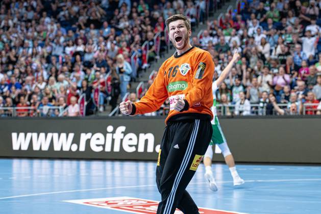 Simon Gade (TSV Hannover-Burgdorf, Nr. 16) (v.l.), TSV Hannover-Burgdorf (weiss) gegen Füchse Berlin (pink) am 3. Spieltag der Saison 2024 2025 in der DAIKIN Handball-Bundesliga (22.09.2024, ZAG Arena (Hannover, GER), Copyright: xJanxGuentherx xTSVxHannover-Burgdorfx