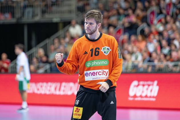 Simon Gade (TSV Hannover-Burgdorf, Nr. 16) (v.l.), TSV Hannover-Burgdorf (weiss) gegen Füchse Berlin (pink) am 3. Spieltag der Saison 2024 2025 in der DAIKIN Handball-Bundesliga (22.09.2024, ZAG Arena (Hannover, GER), Copyright: xJanxGuentherx xTSVxHannover-Burgdorfx