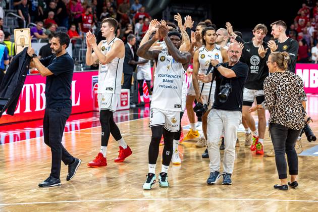 Team, Mannschaft, jubelt, Jubel, positive Emotionen, positive Emotion, Spielende, Bamberg Baskets vs. Basketball Loewen Braunschweig, Basketball, easyCredit BBL, 1. Spieltag, 22.09.2024 Bamberg Baskets vs. Basketball Loewen Braunschweig, Basketball, easyCredit BBL, 1. Spieltag, 22.09.2024 Bamberg Copyright: xEibner-Pressefoto G.xSantemizx EP_EER