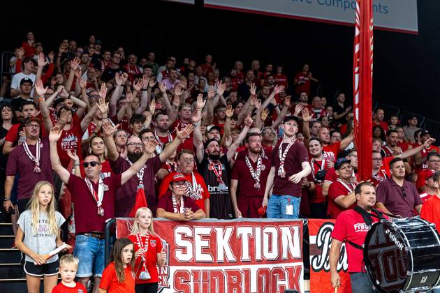Fan, Fans, Zuschauer, jubelt, Jubel, positive Emotionen, positive Emotion, Sektion Suedblock. Bamberg Baskets vs. Basketball Loewen Braunschweig, Basketball, easyCredit BBL, 1. Spieltag, 22.09.2024 Bamberg Baskets vs. Basketball Loewen Braunschweig, Basketball, easyCredit BBL, 1. Spieltag, 22.09.2024 Bamberg Copyright: xEibner-Pressefoto G.xSantemizx EP_EER