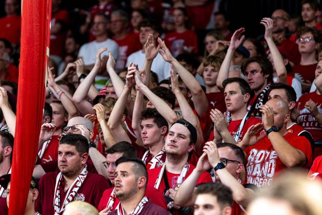 Fan, Fans, Zuschauer, jubelt, Jubel, positive Emotionen, positive Emotion, Symbolbild, Symbolfoto, Themenfoto, Themenbild, Bamberg Baskets vs. Basketball Loewen Braunschweig, Basketball, easyCredit BBL, 1. Spieltag, 22.09.2024 Bamberg Baskets vs. Basketball Loewen Braunschweig, Basketball, easyCredit BBL, 1. Spieltag, 22.09.2024 Bamberg Copyright: xEibner-Pressefoto G.xSantemizx EP_EER