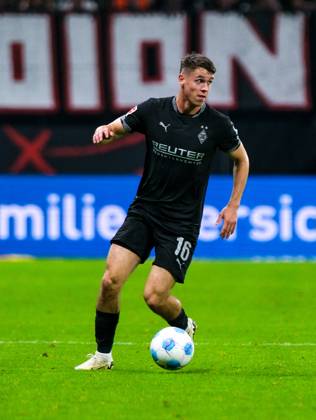 Philipp Sander (Borussia Mönchengladbach, 16) am Ball, GER, Eintracht Frankfurt vs. Borussia Moenchengladbach, Fussball, 1. Bundesliga, 4. Spieltag, Saison 2024 2025, 21.09.2024. DFL REGULATIONS PROHIBIT ANY USE OF PHOTOGRAPHS as IMAGE SEQUENCES and or QUASI-VIDEO. GER, Eintracht Frankfurt vs. Borussia Moenchengladbach, Fussball, 1. Bundesliga, 4. Spieltag, Saison 2024 2025, 21.09.2024. Frankfurt Copyright: xEibner-Pressefoto FlorianxWieganx EP_FWD