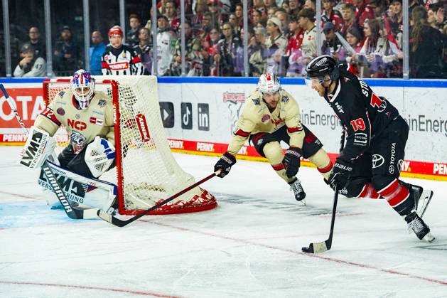 Eishockey Penny-DEL 3.Spieltag Kölner Haie - Nürnberg Ice Tigers am 27.09.2024 in der Lanxess Arena in Köln Leon Hungerecker ( Nürnberg ), links - Constantin Braun ( Nürnberg ), mitte - Frederik Storm ( Köln ), rechts Gemäß den Vorgaben der DEL Deutsche Eishockey Liga ist die Publikation und Weiterverwertung der Aufnahmen in elektronischen Medien und Endgeräten aller Art während des laufenden Spiels nicht zulässig.