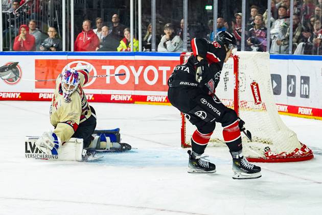 Eishockey Penny-DEL 3.Spieltag Kölner Haie - Nürnberg Ice Tigers am 27.09.2024 in der Lanxess Arena in Köln Louis-Marc Aubry ( Köln ), rechts - erzielt den Treffer zum 5:4 in Unterzahl Gemäß den Vorgaben der DEL Deutsche Eishockey Liga ist die Publikation und Weiterverwertung der Aufnahmen in elektronischen Medien und Endgeräten aller Art während des laufenden Spiels nicht zulässig.