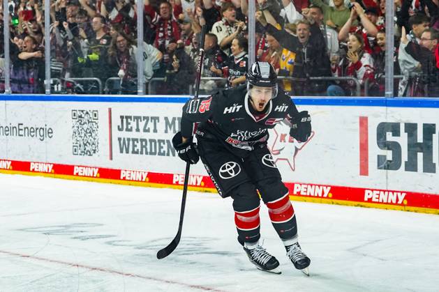 Eishockey Penny-DEL 3.Spieltag Kölner Haie - Nürnberg Ice Tigers am 27.09.2024 in der Lanxess Arena in Köln Louis-Marc Aubry ( Köln ), - bejubelt seinen Treffer zum 5:4 in Unterzahl Gemäß den Vorgaben der DEL Deutsche Eishockey Liga ist die Publikation und Weiterverwertung der Aufnahmen in elektronischen Medien und Endgeräten aller Art während des laufenden Spiels nicht zulässig.