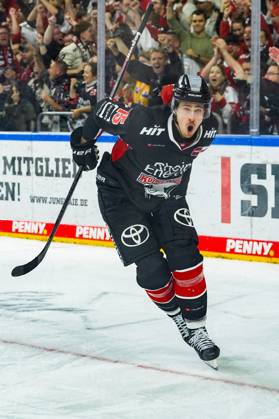 Eishockey Penny-DEL 3.Spieltag Kölner Haie - Nürnberg Ice Tigers am 27.09.2024 in der Lanxess Arena in Köln Louis-Marc Aubry ( Köln ), - bejubelt seinen Treffer zum 5:4 in Unterzahl Gemäß den Vorgaben der DEL Deutsche Eishockey Liga ist die Publikation und Weiterverwertung der Aufnahmen in elektronischen Medien und Endgeräten aller Art während des laufenden Spiels nicht zulässig.