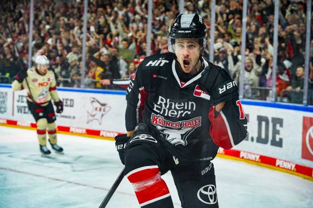 Eishockey Penny-DEL 3.Spieltag Kölner Haie - Nürnberg Ice Tigers am 27.09.2024 in der Lanxess Arena in Köln Louis-Marc Aubry ( Köln ), - bejubelt seinen Treffer zum 5:4 in Unterzahl Gemäß den Vorgaben der DEL Deutsche Eishockey Liga ist die Publikation und Weiterverwertung der Aufnahmen in elektronischen Medien und Endgeräten aller Art während des laufenden Spiels nicht zulässig.