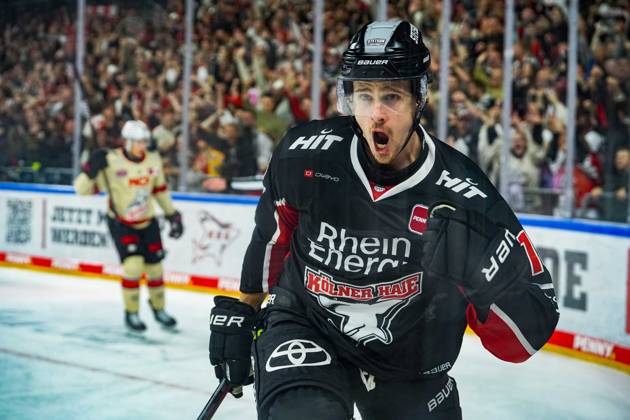 Eishockey Penny-DEL 3.Spieltag Kölner Haie - Nürnberg Ice Tigers am 27.09.2024 in der Lanxess Arena in Köln Louis-Marc Aubry ( Köln ), - bejubelt seinen Treffer zum 5:4 in Unterzahl Gemäß den Vorgaben der DEL Deutsche Eishockey Liga ist die Publikation und Weiterverwertung der Aufnahmen in elektronischen Medien und Endgeräten aller Art während des laufenden Spiels nicht zulässig.