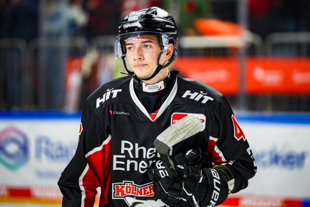 Eishockey Penny-DEL 3.Spieltag Kölner Haie - Nürnberg Ice Tigers am 27.09.2024 in der Lanxess Arena in Köln Trauriges Gesicht nach der unnötigen Niederlage bei Youngster Kevin Niedenz ( Köln ) Gemäß den Vorgaben der DEL Deutsche Eishockey Liga ist die Publikation und Weiterverwertung der Aufnahmen in elektronischen Medien und Endgeräten aller Art während des laufenden Spiels nicht zulässig.