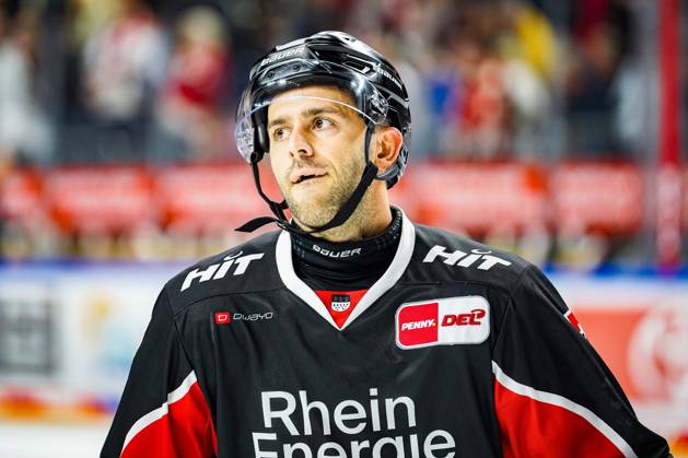 Eishockey Penny-DEL 3.Spieltag Kölner Haie - Nürnberg Ice Tigers am 27.09.2024 in der Lanxess Arena in Köln Trauriger Blick nach der unnötigen Niederlage bei Nick Bailen ( Köln ) Gemäß den Vorgaben der DEL Deutsche Eishockey Liga ist die Publikation und Weiterverwertung der Aufnahmen in elektronischen Medien und Endgeräten aller Art während des laufenden Spiels nicht zulässig.