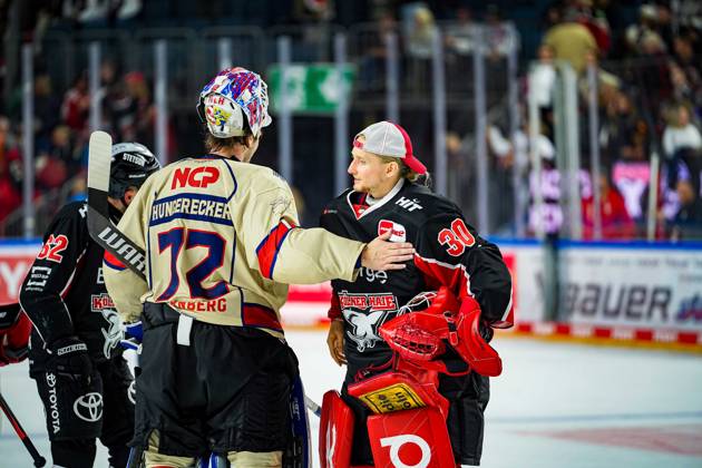 Eishockey Penny-DEL 3.Spieltag Kölner Haie - Nürnberg Ice Tigers am 27.09.2024 in der Lanxess Arena in Köln Leon Hungerecker ( Nürnberg ), links - und Mirko Pantkowski ( Köln ), rechts - klatschen sich nach dem Spiel ab Gemäß den Vorgaben der DEL Deutsche Eishockey Liga ist die Publikation und Weiterverwertung der Aufnahmen in elektronischen Medien und Endgeräten aller Art während des laufenden Spiels nicht zulässig.