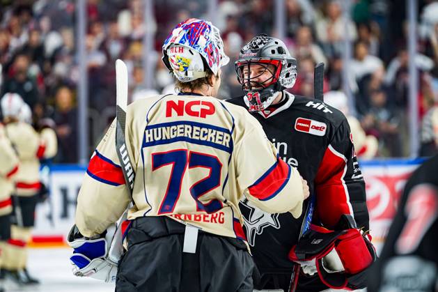 Eishockey Penny-DEL 3.Spieltag Kölner Haie - Nürnberg Ice Tigers am 27.09.2024 in der Lanxess Arena in Köln Leon Hungerecker ( Nürnberg ), links - und Niklas Lunemann ( Köln ), rechts - klatschen sich nach dem Spiel ab Gemäß den Vorgaben der DEL Deutsche Eishockey Liga ist die Publikation und Weiterverwertung der Aufnahmen in elektronischen Medien und Endgeräten aller Art während des laufenden Spiels nicht zulässig.