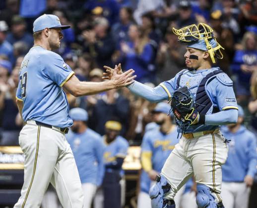 Milwaukee Brewers closing pitcher Trevor Megill (L) and Milwaukee Brewers catcher William Contreras (R) celebrate after the final out in the ninth inning of the MLB, Baseball Herren, USA game between the New York Mets and the Milwaukee Brewers at American Family Field in Milwaukee, WI on Friday, Sept. 27, 2024.The Brewers defeated the Mets 8-4. MIL20240927839 TANNENxMAURY