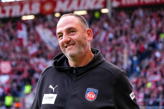 Frank Schmidt (FC Heidenheim, Chef-Trainer) vor dem Spiel, GER, 1. FSV Mainz 05 vs. 1. FC Heidenheim, Fussball, 1. Bundesliga, 5. Spieltag, Saison 2024 2025, 28.09.2024. DFL REGULATIONS PROHIBIT ANY USE OF PHOTOGRAPHS as IMAGE SEQUENCES and or QUASI-VIDEO. GER, 1. FSV Mainz 05 vs. 1. FC Heidenheim, Fussball, 1. Bundesliga, 5. Spieltag, Saison 2024 2025, 28.09.2024. Mainz Copyright: xEibner-Pressefoto FlorianxWieganx EP_FWD
