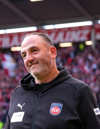 Frank Schmidt (FC Heidenheim, Chef-Trainer) vor dem Spiel, GER, 1. FSV Mainz 05 vs. 1. FC Heidenheim, Fussball, 1. Bundesliga, 5. Spieltag, Saison 2024 2025, 28.09.2024. DFL REGULATIONS PROHIBIT ANY USE OF PHOTOGRAPHS as IMAGE SEQUENCES and or QUASI-VIDEO. GER, 1. FSV Mainz 05 vs. 1. FC Heidenheim, Fussball, 1. Bundesliga, 5. Spieltag, Saison 2024 2025, 28.09.2024. Mainz Copyright: xEibner-Pressefoto FlorianxWieganx EP_FWD