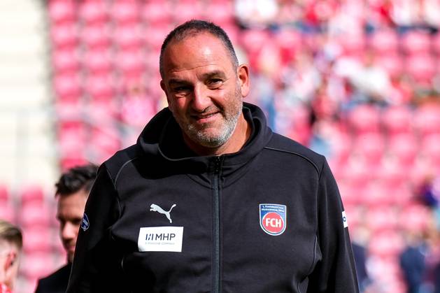 Frank Schmidt (FC Heidenheim, Chef-Trainer) vor dem Spiel, GER, 1. FSV Mainz 05 vs. 1. FC Heidenheim, Fussball, 1. Bundesliga, 5. Spieltag, Saison 2024 2025, 28.09.2024. DFL REGULATIONS PROHIBIT ANY USE OF PHOTOGRAPHS as IMAGE SEQUENCES and or QUASI-VIDEO. GER, 1. FSV Mainz 05 vs. 1. FC Heidenheim, Fussball, 1. Bundesliga, 5. Spieltag, Saison 2024 2025, 28.09.2024. Mainz Copyright: xEibner-Pressefoto FlorianxWiegandx EP_FWD