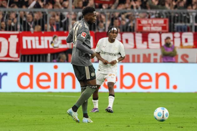 Alphonso Davies (FC Bayern Muenchen, 19) mit Ball, FC Bayern Muenchen vs. Bayer 04 Leverkusen , Fussball, Bundesliga, 5. Spieltag, Saison 24 25, 28.09.2024, DFL REGULATIONS PROHIBIT ANY USE OF PHOTOGRAPHS AS IMAGE SEQUENCES, FC Bayern Muenchen vs. Bayer 04 Leverkusen , Fussball, Bundesliga, 5. Spieltag, Saison 24 25, 28.09.2024 Muenchen Copyright: xEibner-Pressefoto JennixMaulx EP_JML