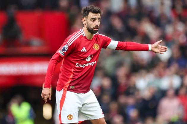 Premier League Manchester United, ManU v Tottenham Hotspur Bruno Fernandes of Manchester United gives his team instructions during the Premier League match Manchester United vs Tottenham Hotspur at Old Trafford, Manchester, United Kingdom, 29th September 2024 (Photo by Mark Cosgrove News Images) Copyright: xMarkxCosgrove NewsxImagesx
