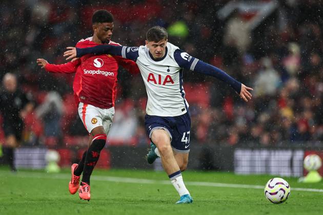 Premier League Manchester United, ManU v Tottenham Hotspur Mikey Moore of Tottenham Hotspur holds off Amad Diallo of Manchester United during the Premier League match Manchester United vs Tottenham Hotspur at Old Trafford, Manchester, United Kingdom, 29th September 2024 (Photo by Mark Cosgrove News Images) Copyright: xMarkxCosgrove NewsxImagesx