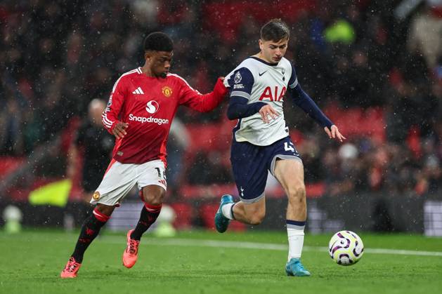 Premier League Manchester United, ManU v Tottenham Hotspur Mikey Moore of Tottenham Hotspur holds off Amad Diallo of Manchester United during the Premier League match Manchester United vs Tottenham Hotspur at Old Trafford, Manchester, United Kingdom, 29th September 2024 (Photo by Mark Cosgrove News Images) Copyright: xMarkxCosgrove NewsxImagesx