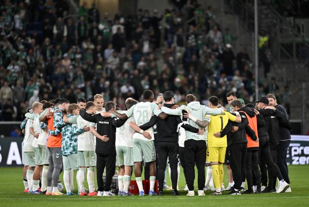 nach Spielende: Schlussjubel, Freude, Glueck, Jubel Werder Bremen Teambuilding, Kreis der Mannschaft TSG 1899 Hoffenheim vs SV Werder Bremen SVW 29.09.2024 TSG Hoffenheim spielt in Sondertrikot 125 Jahre DFL REGULATIONS PROHIBIT ANY USE OF PHOTOGRAPHS AS IMAGE SEQUENCES AND OR QUASI-VIDEO TSG 1899 Hoffenheim vs SV Werder Bremen SVW