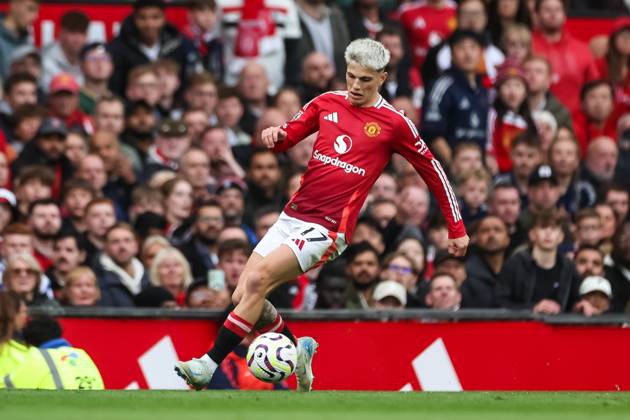 Premier League Manchester United, ManU v Tottenham Hotspur Alejandro Garnacho of Manchester United makes a break with the ball during the Premier League match Manchester United vs Tottenham Hotspur at Old Trafford, Manchester, United Kingdom, 29th September 2024 (Photo by Mark Cosgrove News Images) Copyright: xMarkxCosgrove NewsxImagesx