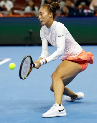 (241002) -- BEIJING, Oct. 2, 2024 -- Zheng Qinwen hits a return during the women s singles round of 16 match between Amanda Anisimova of the United States and Zheng Qinwen of China at the 2024 China Open tennis tournament in Beijing, capital of China, Oct. 2, 2024. ) (SP)CHINA-BEIJING-TENNIS-CHINA OPEN-WOMEN S SINGLES(CN) WangxLili