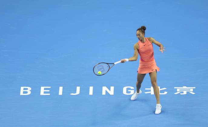 (241002) -- BEIJING, Oct. 2, 2024 -- Zheng Qinwen hits a return during the women s singles round of 16 match between Amanda Anisimova of the United States and Zheng Qinwen of China at the 2024 China Open tennis tournament in Beijing, China, Oct. 2, 2024. (Photo by Xinhua) (SP)CHINA-BEIJING-TENNIS-CHINA OPEN-WOMEN S SINGLES(CN) DuxXinyi