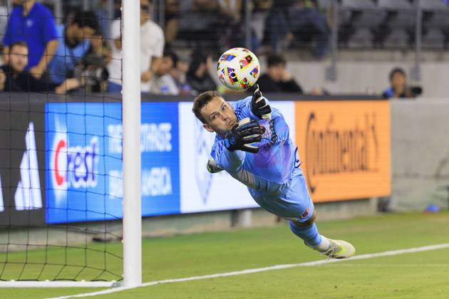 October 2, 2024, Los Angeles, California, USA: Goalkeeper, Ben Lundt 39 of the St. Louis City SC stops a shot into goal during their regular season MLS, Fussball Herren, USA match against the St. Louis City SC on Wednesday October 2, 2024 at the BMO Stadium in Los Angeles, California. JAVIER ROJAS PI Los Angeles USA - ZUMAp124 20241002_zaa_p124_084 Copyright: xJavierxRojasx