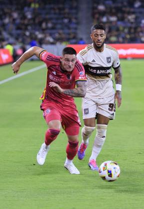 October 2, 2024, Los Angeles, California, USA: Denis Bouanga 99 of the Los Angeles Football Club and Jake Nerwinski 2 of the St. Louis City SC struggle for possession of the ball during their regular season MLS, Fussball Herren, USA game on Wednesday October 2, 2024 at the BMO Stadium in Los Angeles, California. LAFC defeats St. Louis, 1-0. ARIANA RUIZ PI Los Angeles U.S - ZUMAp124 20241002_zaa_p124_100 Copyright: xArianaxRuizx