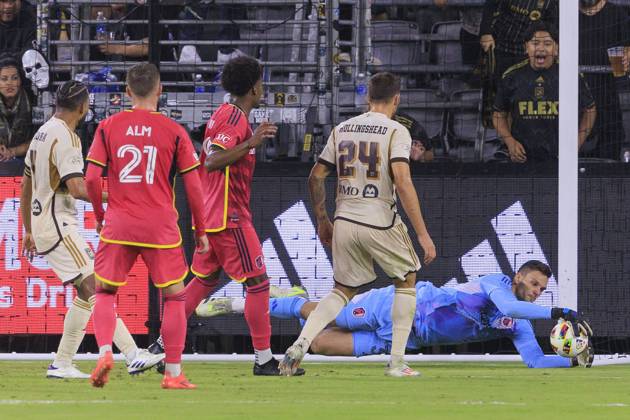 October 2, 2024, Los Angeles, California, USA: Goalkeeper, Ben Lundt 39 of the St. Louis City SC dives for the ball during their regular season MLS, Fussball Herren, USA match against the Los Angeles Football Club on Wednesday October 2, 2024 at the BMO Stadium in Los Angeles, California. LAFC defeats St. Louis City, 1-0. JAVIER ROJAS PI Los Angeles USA - ZUMAp124 20241002_zaa_p124_118 Copyright: xJavierxRojasx