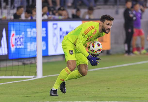 October 2, 2024, Los Angeles, California, USA: Goalkeeper, Hugo Lloris 1 of the Los Angeles Football Club traps the ball during their regular season MLS, Fussball Herren, USA match against the St. Louis City SC on Wednesday October 2, 2024 at the BMO Stadium in Los Angeles, California. LAFC defeats St. Louis City, 1-0. JAVIER ROJAS PI Los Angeles USA - ZUMAp124 20241002_zaa_p124_119 Copyright: xJavierxRojasx