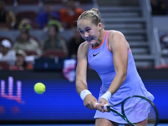(241004) -- BEIJING, Oct. 4, 2024 -- Mirra Andreeva hits a return during the women s singles quarterfinal match between Zheng Qinwen of China and Mirra Andreeva of Russia at the 2024 China Open tennis tournament in Beijing, China, Oct. 4, 2024. ) (SP)CHINA-BEIJING-TENNIS-CHINA OPEN-WOMEN S SINGLES(CN) ZhangxLong