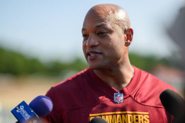 NFL, American Football Herren, USA 2024: Washington Commanders Training Camp JUL 28 July 28 2024: Governor of Maryland Wes Moore answers questions from reporters during the Washington Commanders training camp practice at the OrthoVirginia Training Center at Commanders Park in Ashburn, Va. Reggie Hildred CSM (Credit Image: Â Reggie Hildred Cal Media) Ashburn Va United States EDITORIAL USE ONLY Copyright: xx ZUMA-20240728_zma_c04_379.jpg ReggiexHildredx csmphotothree273602