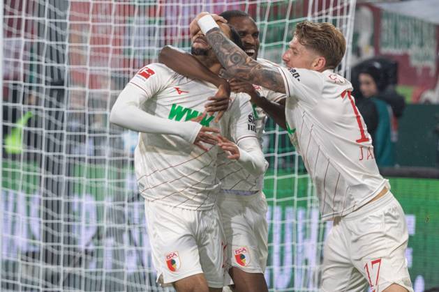 Torjubel, jubelt nach seinem Treffer zum 2:0 von Alexis Julian Claude-Maurice (FC Augsburg), Ogochukwu Frank Onyeka (FC Augsburg) und Kristijan JakiÄ‡ (FC Augsburg) v-l, FC Augsburg vs. Borussia Moenchengladbach, Fussball, 1. Bundesliga, 06. Spieltag, 04.10.2024 DFB regulations prohibit any use of photographs as image sequences and or quasi-video Augsburg Bayern Deutschland