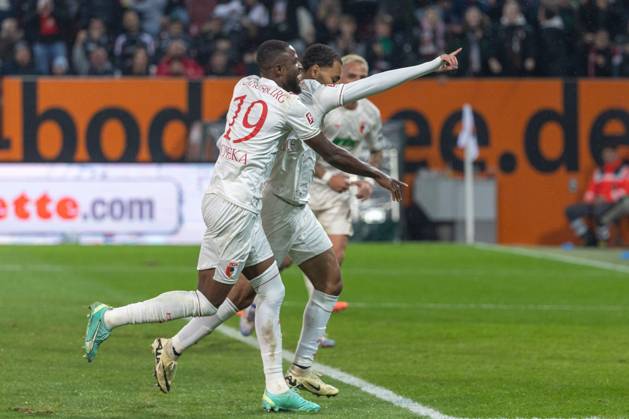 Torjubel, jubelt nach seinem Treffer zum 2:0 von Frank Onyeka (FC Augsburg) und Alexis Claude-Maurice (FC Augsburg) v-l, FC Augsburg vs. Borussia Moenchengladbach, Fussball, 1. Bundesliga, 06. Spieltag, 04.10.2024 DFB regulations prohibit any use of photographs as image sequences and or quasi-video Augsburg Bayern Deutschland