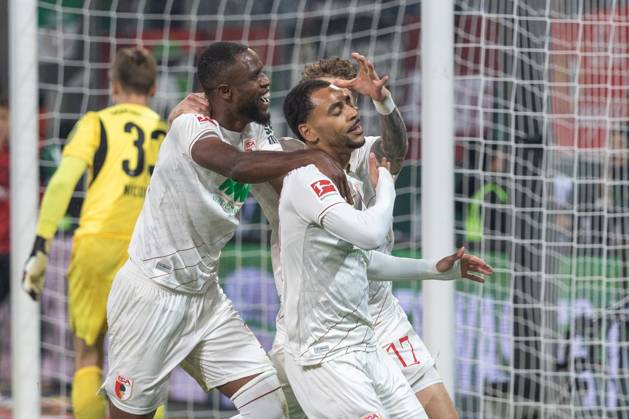 Torjubel, jubelt nach seinem Treffer zum 2:0 von Frank Onyeka (FC Augsburg) und Alexis Claude-Maurice (FC Augsburg) v-l, FC Augsburg vs. Borussia Moenchengladbach, Fussball, 1. Bundesliga, 06. Spieltag, 04.10.2024 DFB regulations prohibit any use of photographs as image sequences and or quasi-video Augsburg Bayern Deutschland