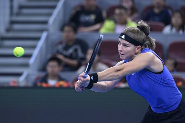 (241005) -- BEIJING, Oct. 5, 2024 -- Karolina Muchova of the Czech Republic competes during the women s singles semifinal match against Zheng Qinwen of China at 2024 China Open tennis tournament in Beijing, capital of China, Oct. 5, 2024. ) (SP)CHINA-BEIJING-TENNIS-CHINA OPEN-WOMEN S SINGLES(CN) ZhangxLong