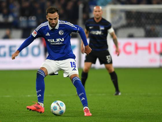 Kenan Karaman (FC Schalke 04) in Aktion, am Ball, Einzelaktion waehrend des Spiels der 2. Bundesliga zwischen FC Schalke 04 und Hertha BSC Berlin in der Veltins-Arena am 05. October 2024 in Gelsenkirchen, Deutschland. (Foto von Ralf Treese DeFodi Images) +++ Kenan Karaman (FC Schalke 04) controls the ball during the 2. Bundesliga match between FC Schalke 04 and Hertha BSC at Veltins-Arena on October 5, 2024 in Gelsenkirchen, Germany. (Photo by Ralf Treese DeFodi Images) DFB DFL REGULATIONS PROHIBIT ANY USE OF PHOTOGRAPHS AS IMAGE SEQUENCES AND OR QUASI-VIDEO. Defodi-521_S04BSC20241005_032