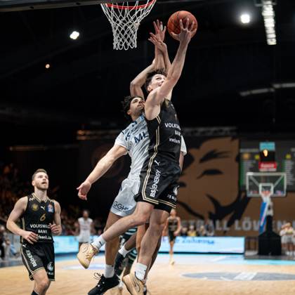 Gian Aydinoglu (Nr. 4 Basketball Loewen Braunschweig) am Korb GER, Basketball Loewen Braunschweig gegen MLP Academics Heidelberg, Basketball, easy credit BBL, Spielzeit 2024 25, 05.10.2024 GER, Basketball Loewen Braunschweig gegen MLP Academics Heidelberg, Basketball, easy credit BBL, Spielzeit 2024 25, 05.10.2024 Braunschweig Copyright: xEibner-Pressefoto DanielxREINELTx EP_DRT