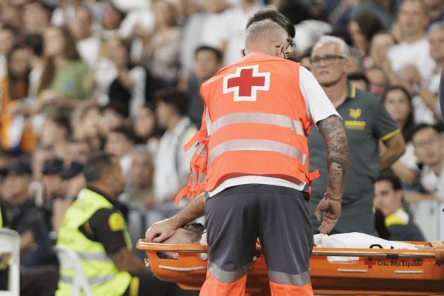 LA LIGA EA Sports - Real Madrid vs Villarreal MADRID, SPAIN - October 5:Daniel Carvajal of Real Madrid results injured during the La Liga 2024 25 match between Real Madrid and Villarreal at Santiago Bernabeu Stadium. (Photo by Guillermo Martinez) Madrid Santiago Bernabà u Stadium Spain Copyright: xGuillermoxMartinezx