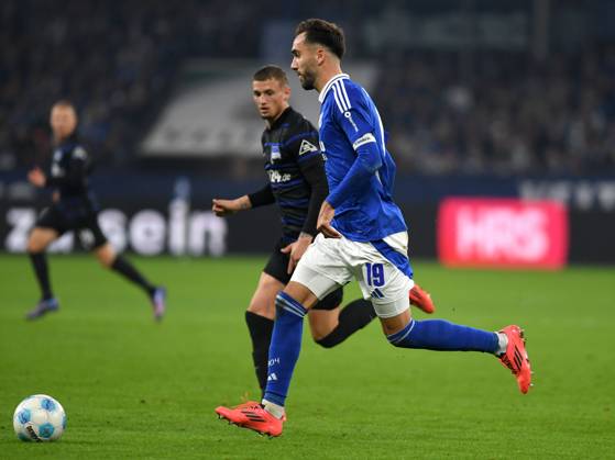 Kenan Karaman (FC Schalke 04) in Aktion, am Ball, Einzelaktion waehrend des Spiels der 2. Bundesliga zwischen FC Schalke 04 und Hertha BSC Berlin in der Veltins-Arena am 05. October 2024 in Gelsenkirchen, Deutschland. (Foto von Ralf Treese DeFodi Images) +++ Kenan Karaman (FC Schalke 04) controls the ball during the 2. Bundesliga match between FC Schalke 04 and Hertha BSC at Veltins-Arena on October 5, 2024 in Gelsenkirchen, Germany. (Photo by Ralf Treese DeFodi Images) DFB DFL REGULATIONS PROHIBIT ANY USE OF PHOTOGRAPHS AS IMAGE SEQUENCES AND OR QUASI-VIDEO. Defodi-521_S04BSC20241005_068