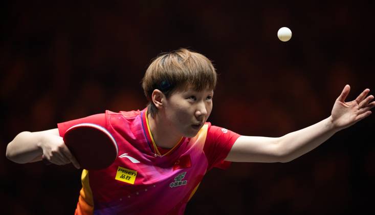 (241006) -- BEIJING, Oct. 6, 2024 -- Wang Manyu of China serves during the women s singles final match against Sun Yingsha of China at 2024 World Table tennis, Tischtennis (WTT) China Smash in Beijing, China, Oct. 6, 2024. ) (SP)CHINA-BEIJING-TABLE TENNIS-WTT-CHINA SMASH-WOMEN S SINGLES(CN) XiaoxYijiu
