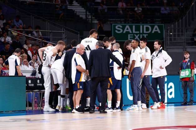 October 6, 2024, Madrid, Madrid, SPAIN: Players of Real Madrid came together during the Spanish League, Liga ACB Endesa, basketball match played between Real Madrid and Casademont Zaragoza at WiZink Center on October 6, 2024 in Madrid, Spain. Madrid SPAIN - ZUMAa181 20241006_zaa_a181_040 Copyright: xDennisxAgyemanx