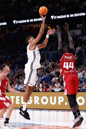 October 6, 2024, Madrid, Madrid, SPAIN: Walter Samuel Tavares da Veiga of Real Madrid and Jilson Bango of Casademont Zaragoza in action during the Spanish League, Liga ACB Endesa, basketball match played between Real Madrid and Casademont Zaragoza at WiZink Center on October 6, 2024 in Madrid, Spain. Madrid SPAIN - ZUMAa181 20241006_zaa_a181_122 Copyright: xDennisxAgyemanx