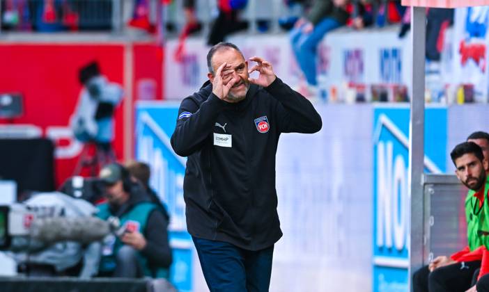 Trainer Frank Schmidt (1. FC Heidenheim) gestikuliert, Bundesliga, 1. FC Heidenheim v RB Leipzig, Voith-Arena am 06. October 2024 in Heidenheim, Deutschland. (Foto von Silas Schueller DeFodi Images) Trainer Frank Schmidt (1. FC Heidenheim) gestures, Bundesliga, 1. FC Heidenheim v RB Leipzig, Voith Arena on October 6, 2024 in Heidenheim, Germany. (Photo by Silas Schueller DeFodi Images) DFL regulations prohibit any use of photographs as image sequences and or quasi-video. Defodi-738_738_HEIRBL_20241006_209